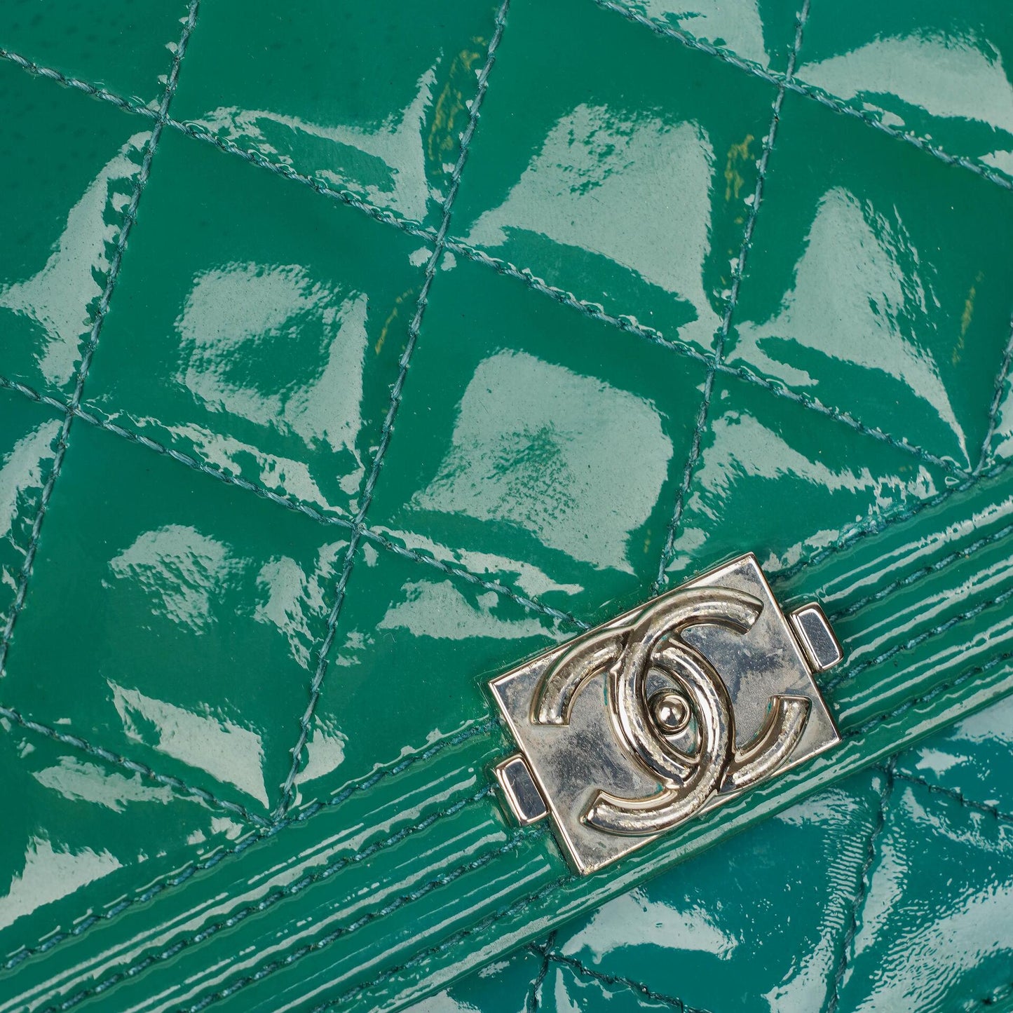 Chanel Boy Wallet on Chain Tasche aus türkisfarbenem Lackleder mit silberfarbenen Beschlägen