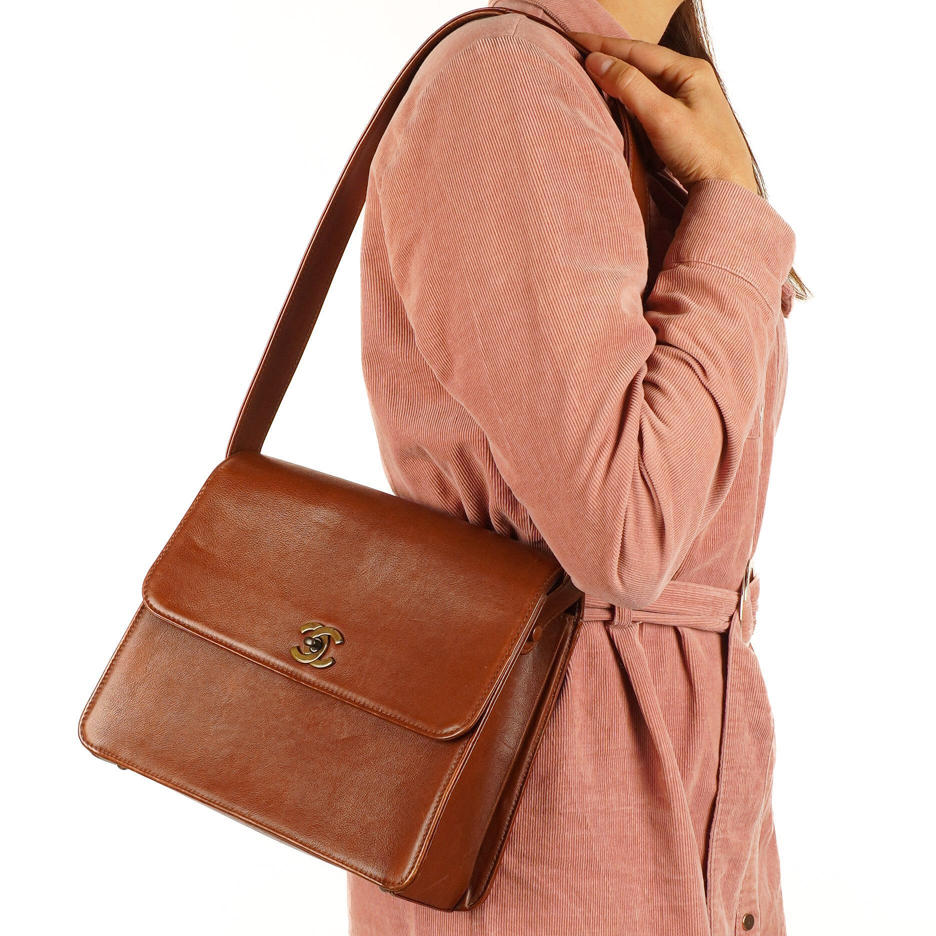 Chanel Braune Genarbte Kalbsleder Klapp Schultertasche mit Used Gold Beschlägen, 1996-1997