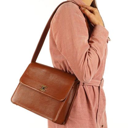 Chanel Braune Genarbte Kalbsleder Klapp Schultertasche mit Used Gold Beschlägen, 1996-1997