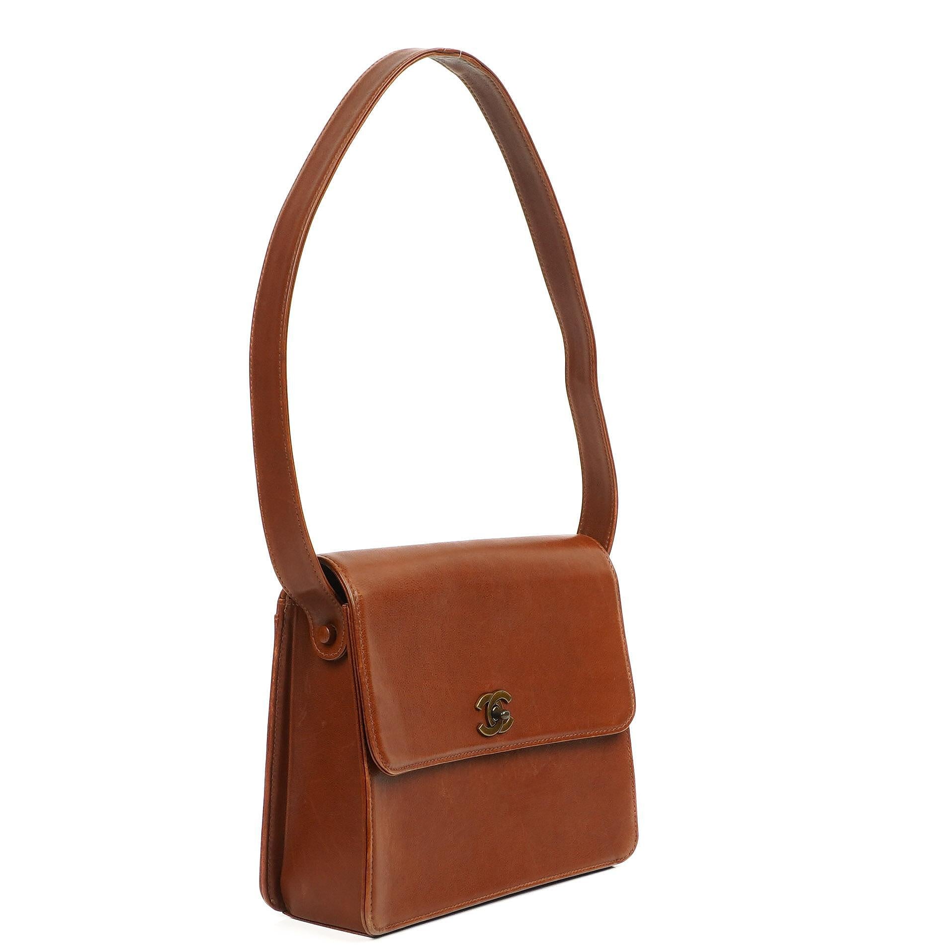 Chanel Braune Genarbte Kalbsleder Klapp Schultertasche mit Used Gold Beschlägen, 1996-1997