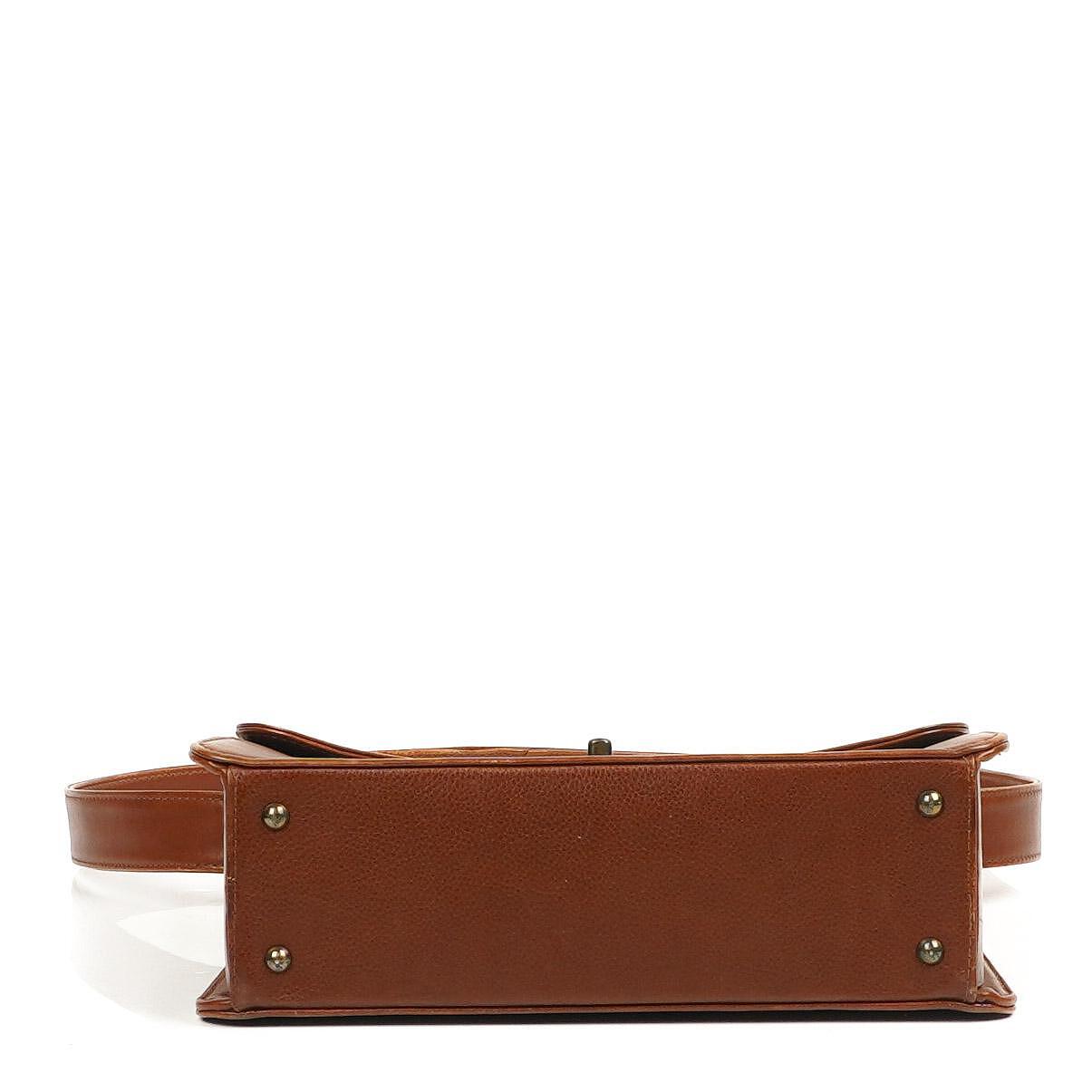 Chanel Braune Genarbte Kalbsleder Klapp Schultertasche mit Used Gold Beschlägen, 1996-1997