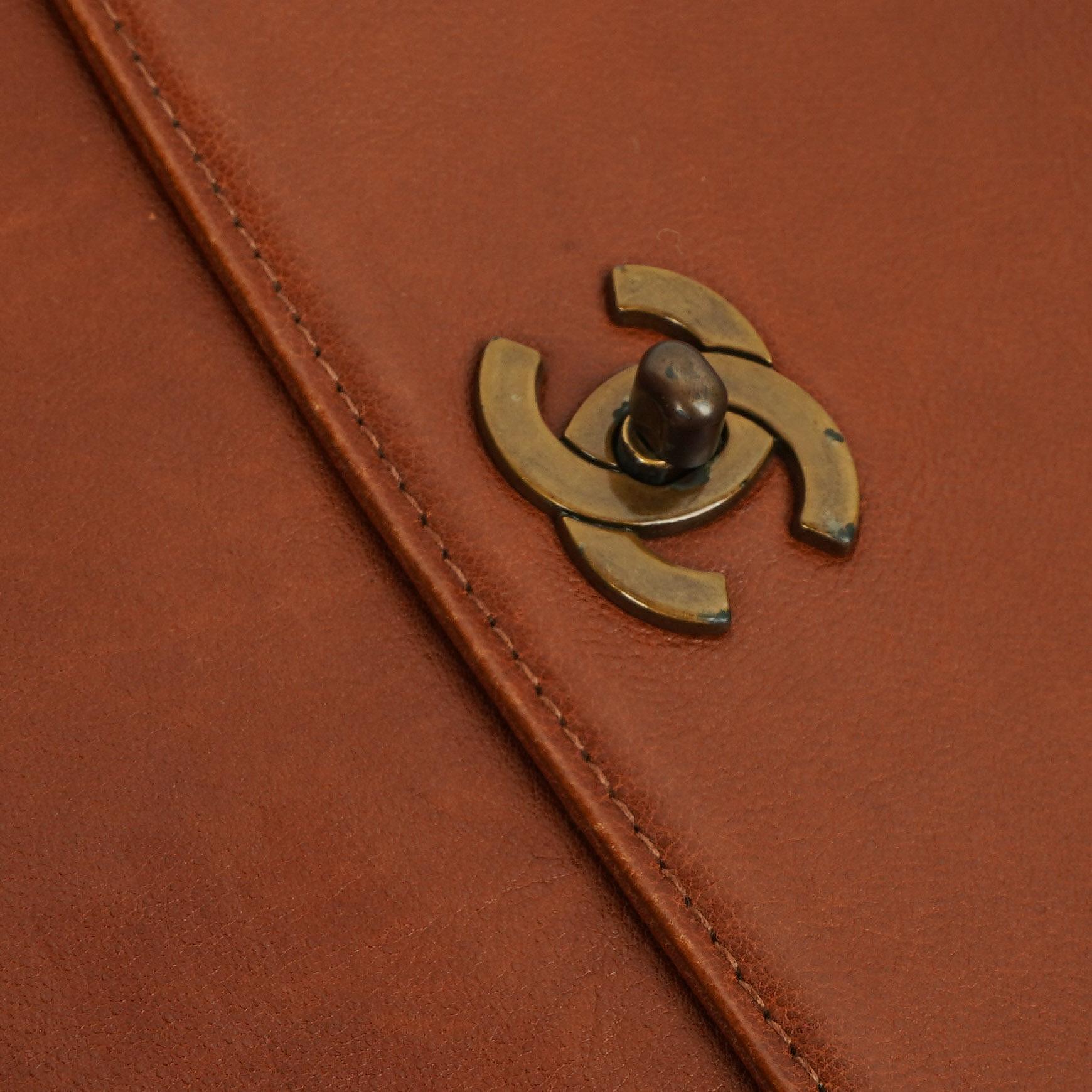 Chanel Braune Genarbte Kalbsleder Klapp Schultertasche mit Used Gold Beschlägen, 1996-1997
