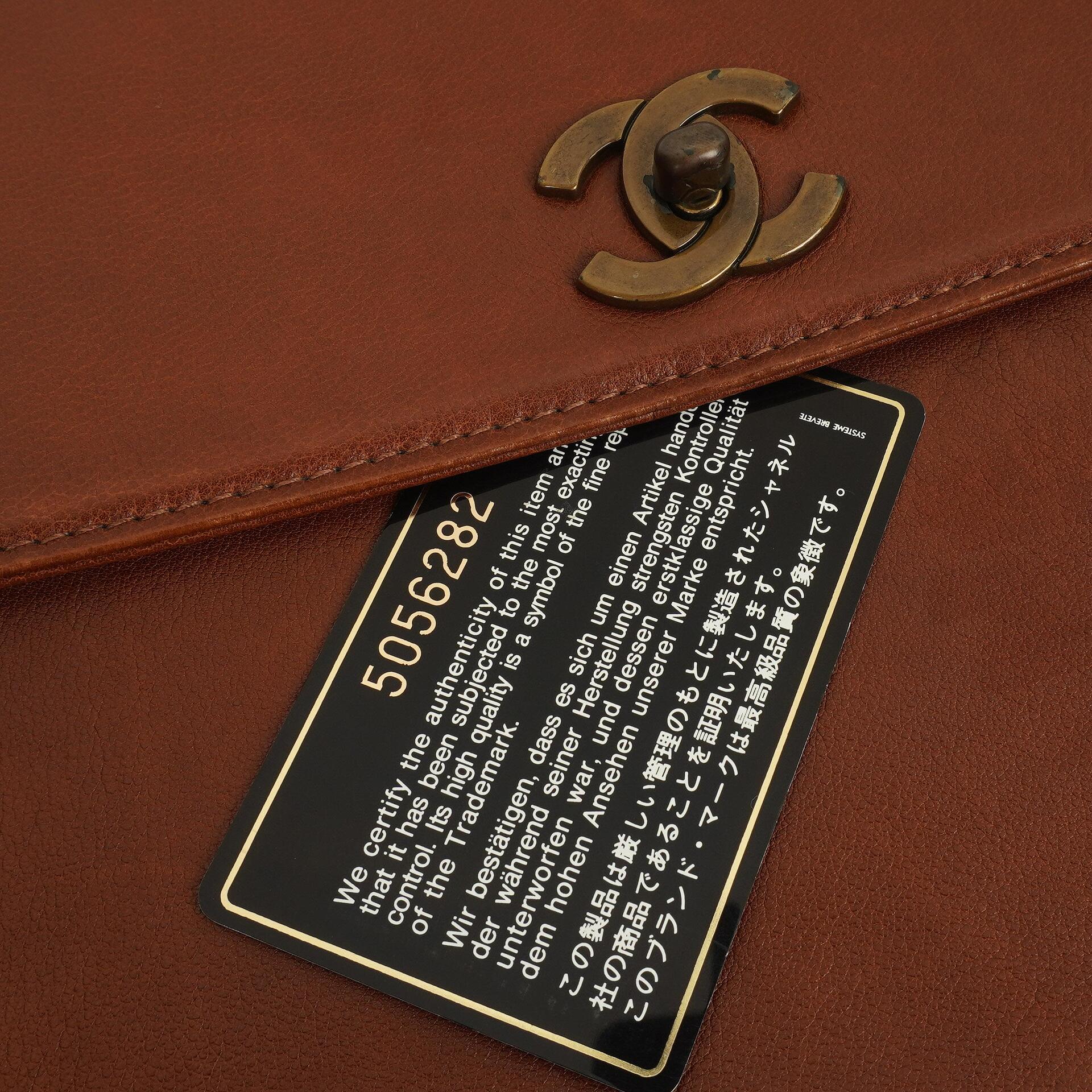 Chanel Braune Genarbte Kalbsleder Klapp Schultertasche mit Used Gold Beschlägen, 1996-1997