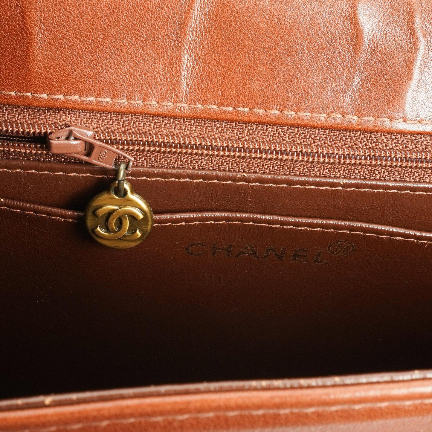 Chanel Braune Genarbte Kalbsleder Klapp Schultertasche mit Used Gold Beschlägen, 1996-1997