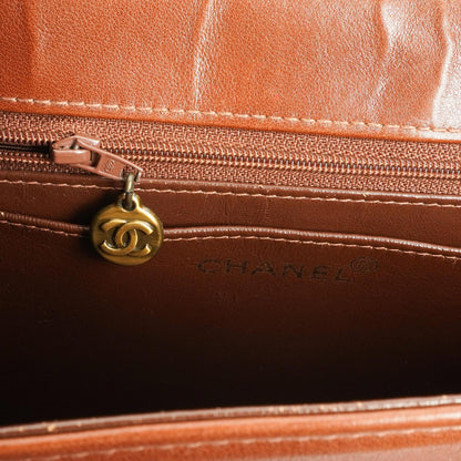 Chanel Braune Genarbte Kalbsleder Klapp Schultertasche mit Used Gold Beschlägen, 1996-1997