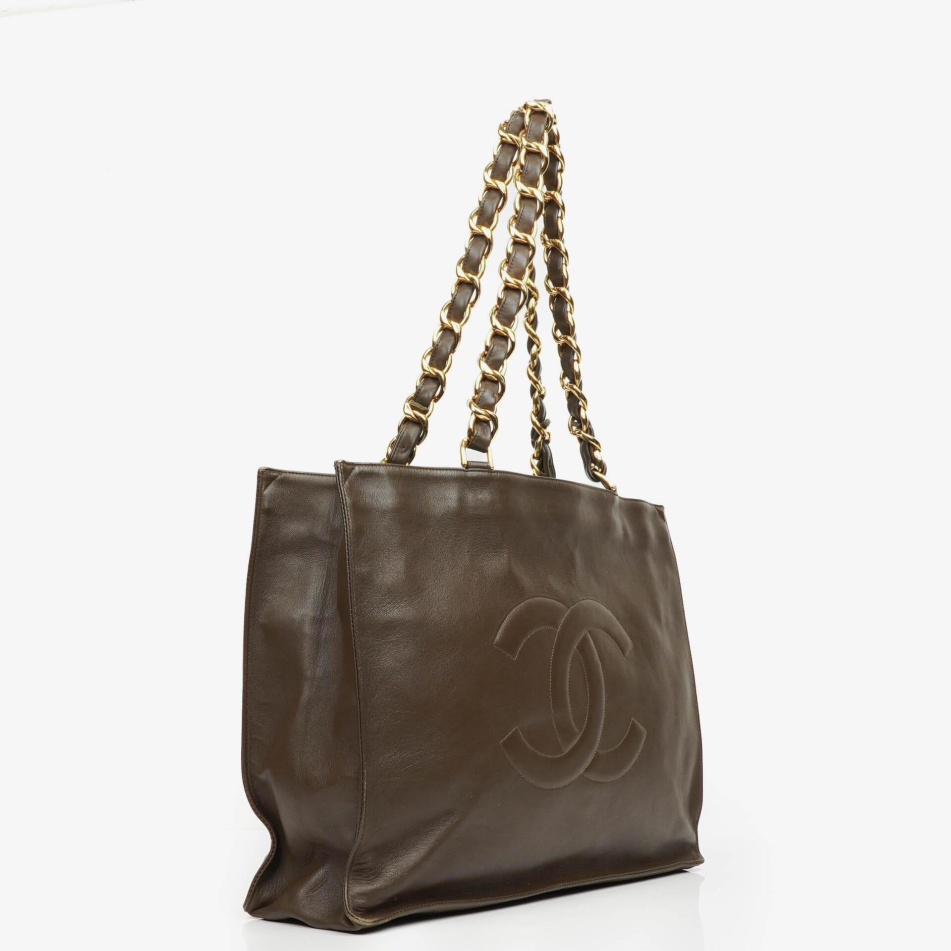 Chanel Tote Bag aus braunem Leder mit CC-Logo und Kette