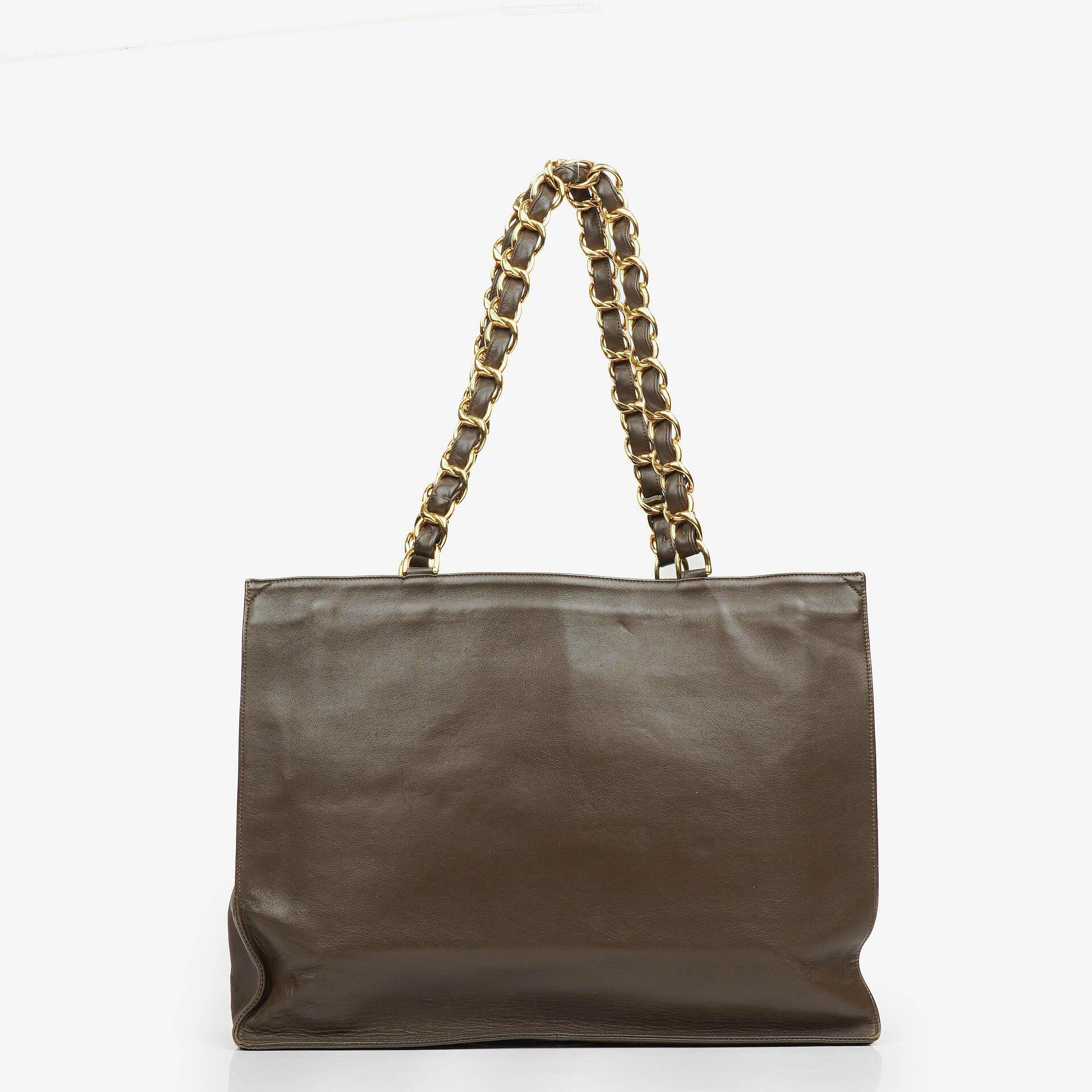 Chanel Tote Bag aus braunem Leder mit CC-Logo und Kette