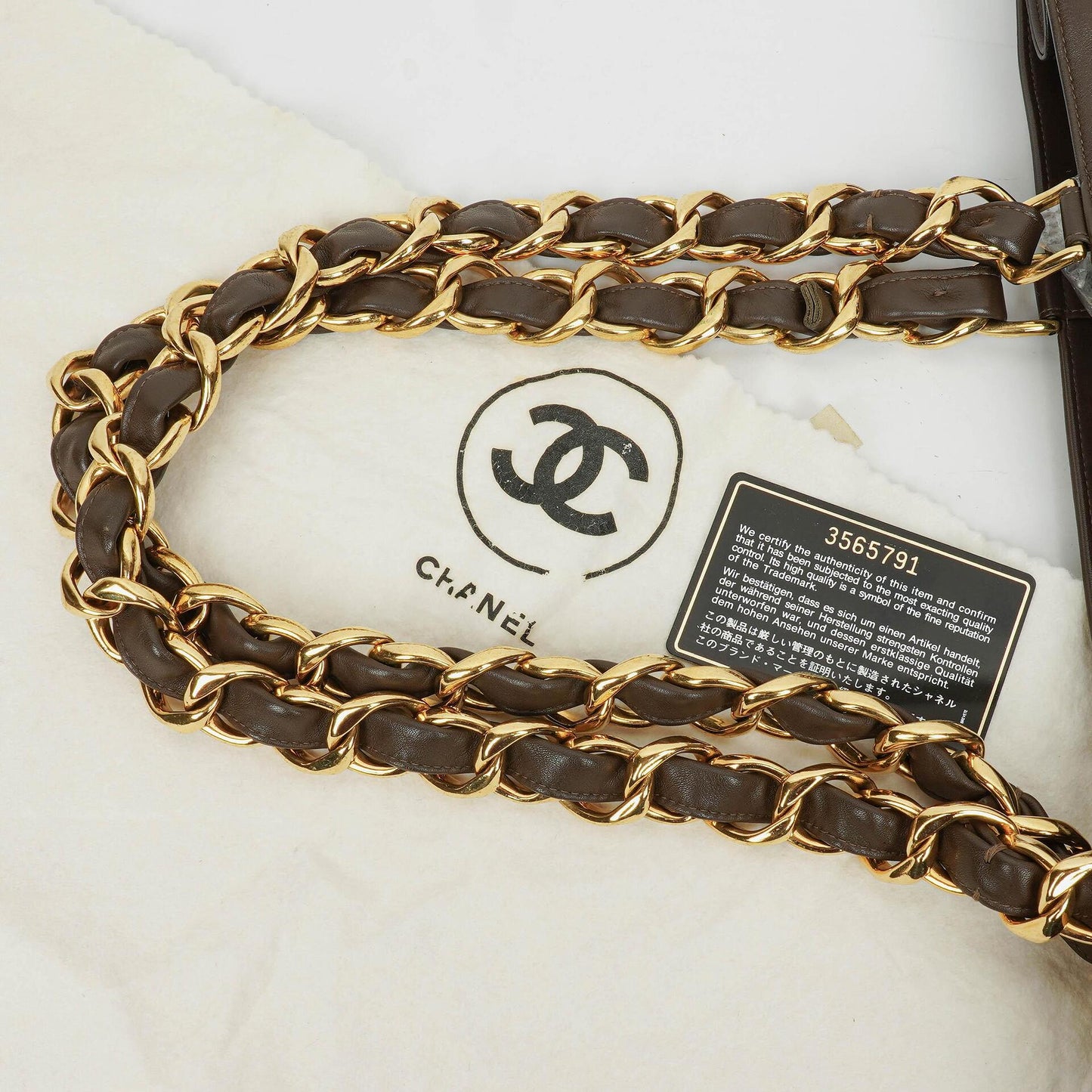 Chanel Tote Bag aus braunem Leder mit CC-Logo und Kette
