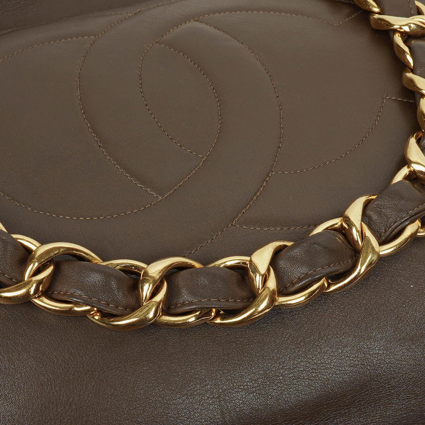 Chanel Tote Bag aus braunem Leder mit CC-Logo und Kette