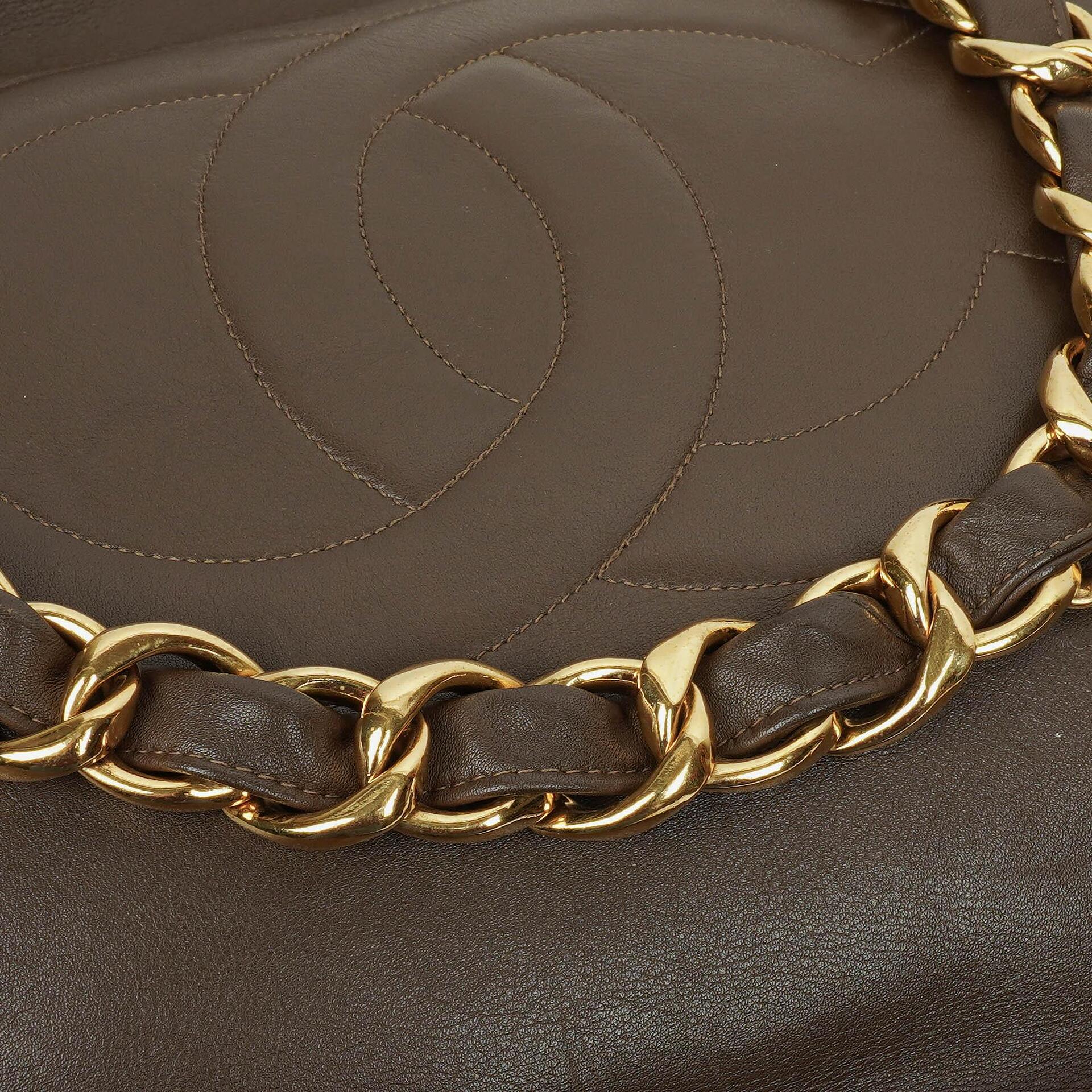 Chanel Tote Bag aus braunem Leder mit CC-Logo und Kette
