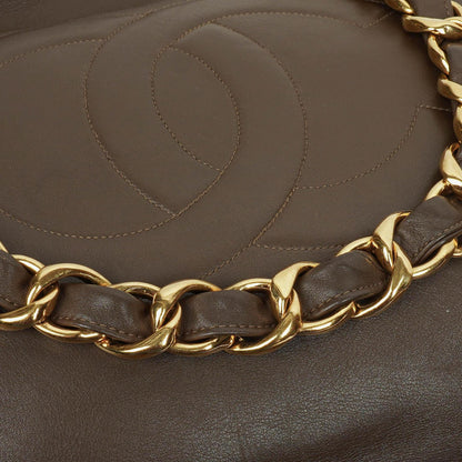 Chanel Tote Bag aus braunem Leder mit CC-Logo und Kette