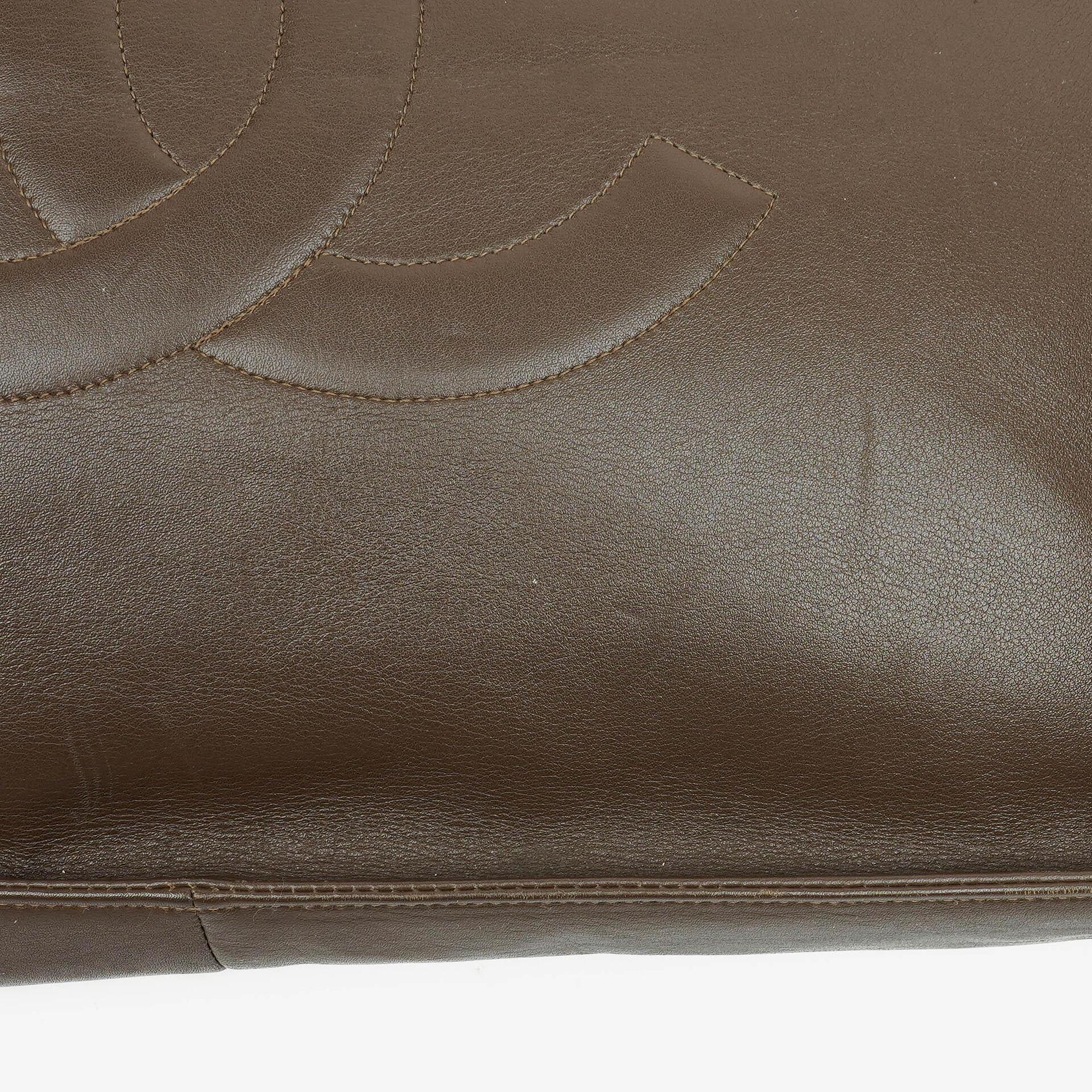 Chanel Tote Bag aus braunem Leder mit CC-Logo und Kette