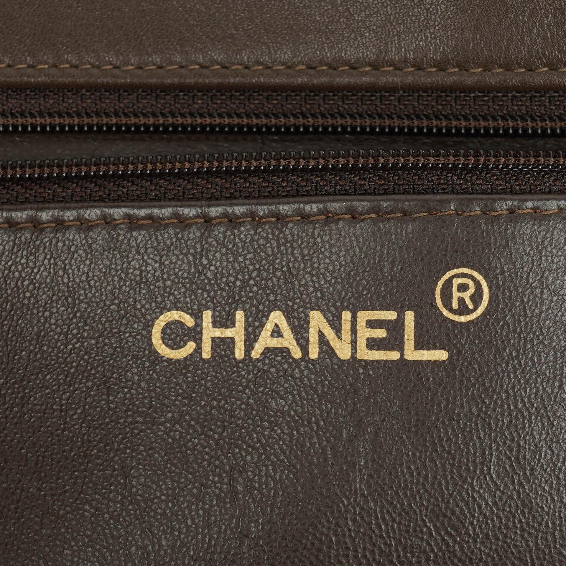 Chanel Tote Bag aus braunem Leder mit CC-Logo und Kette