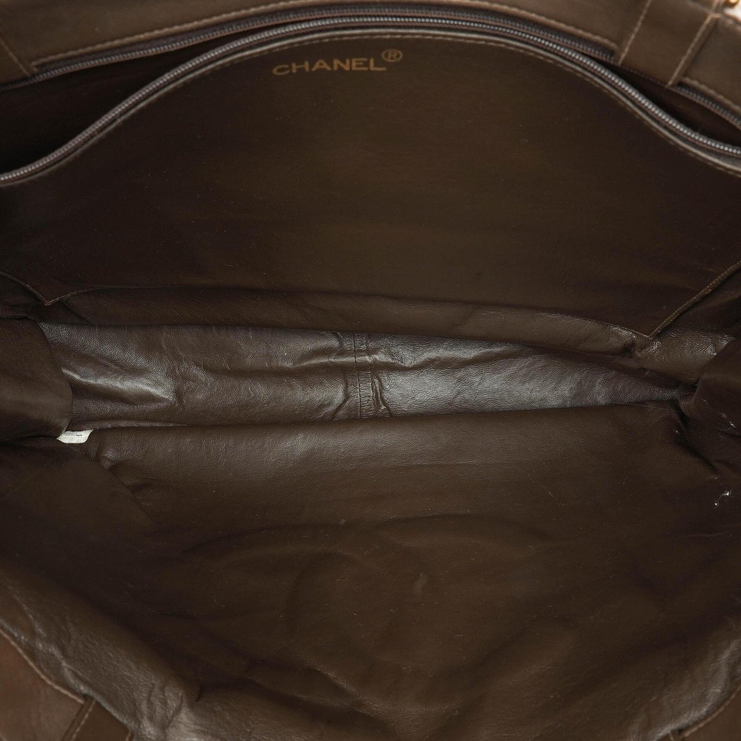 Chanel Tote Bag aus braunem Leder mit CC-Logo und Kette