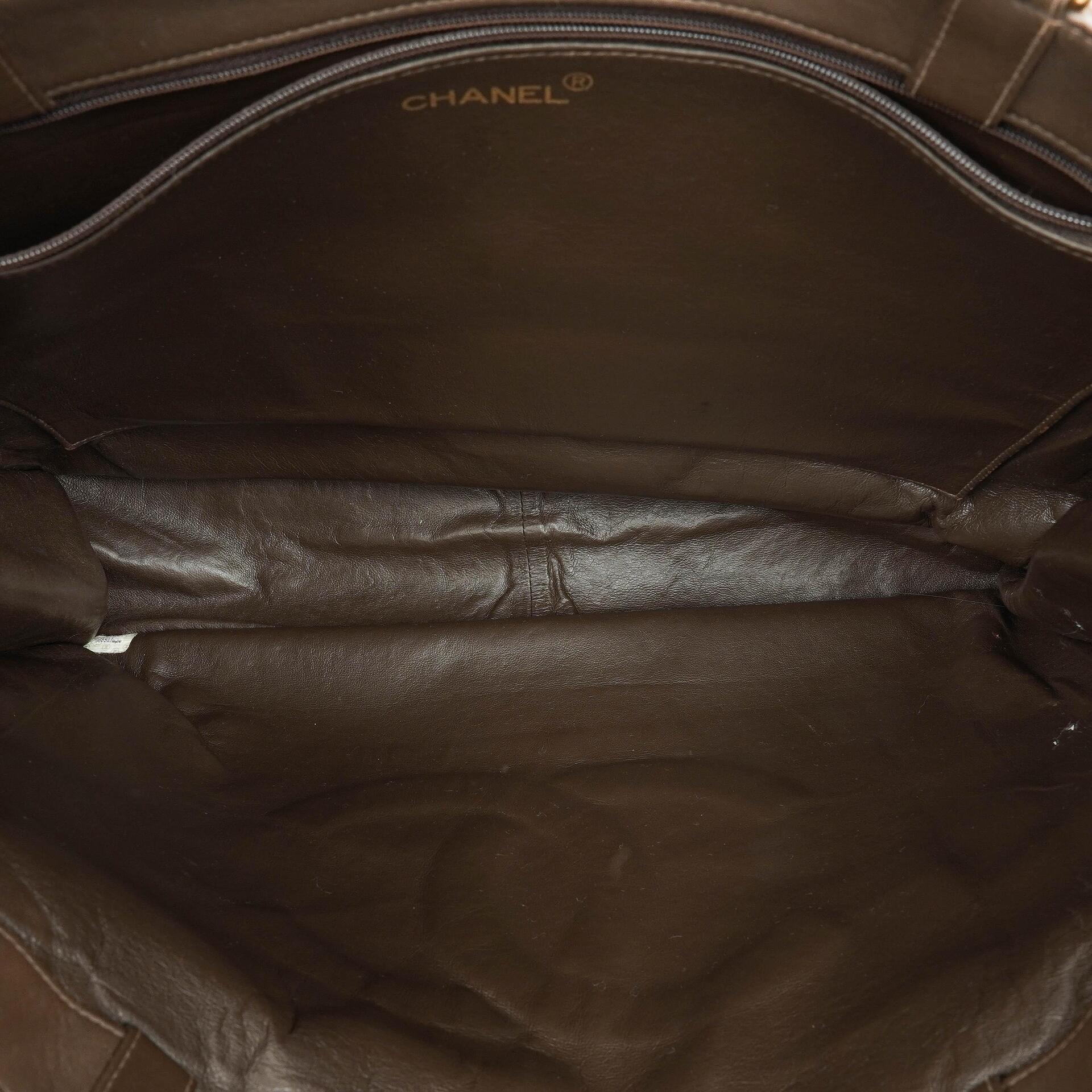 Chanel Tote Bag aus braunem Leder mit CC-Logo und Kette