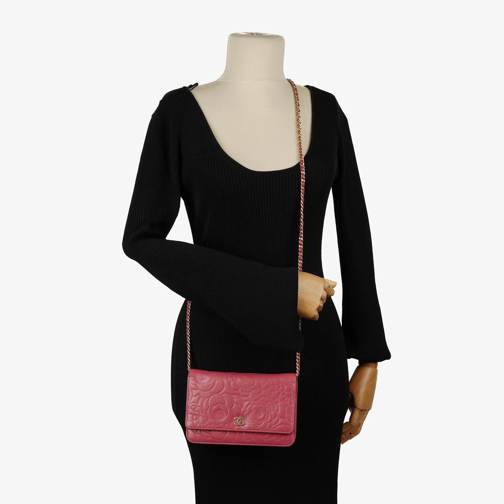 Chanel Camelia Wallet on Chain WOC aus pink geprägtem Lammleder