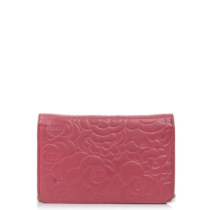 Chanel Camelia Wallet on Chain WOC aus pink geprägtem Lammleder