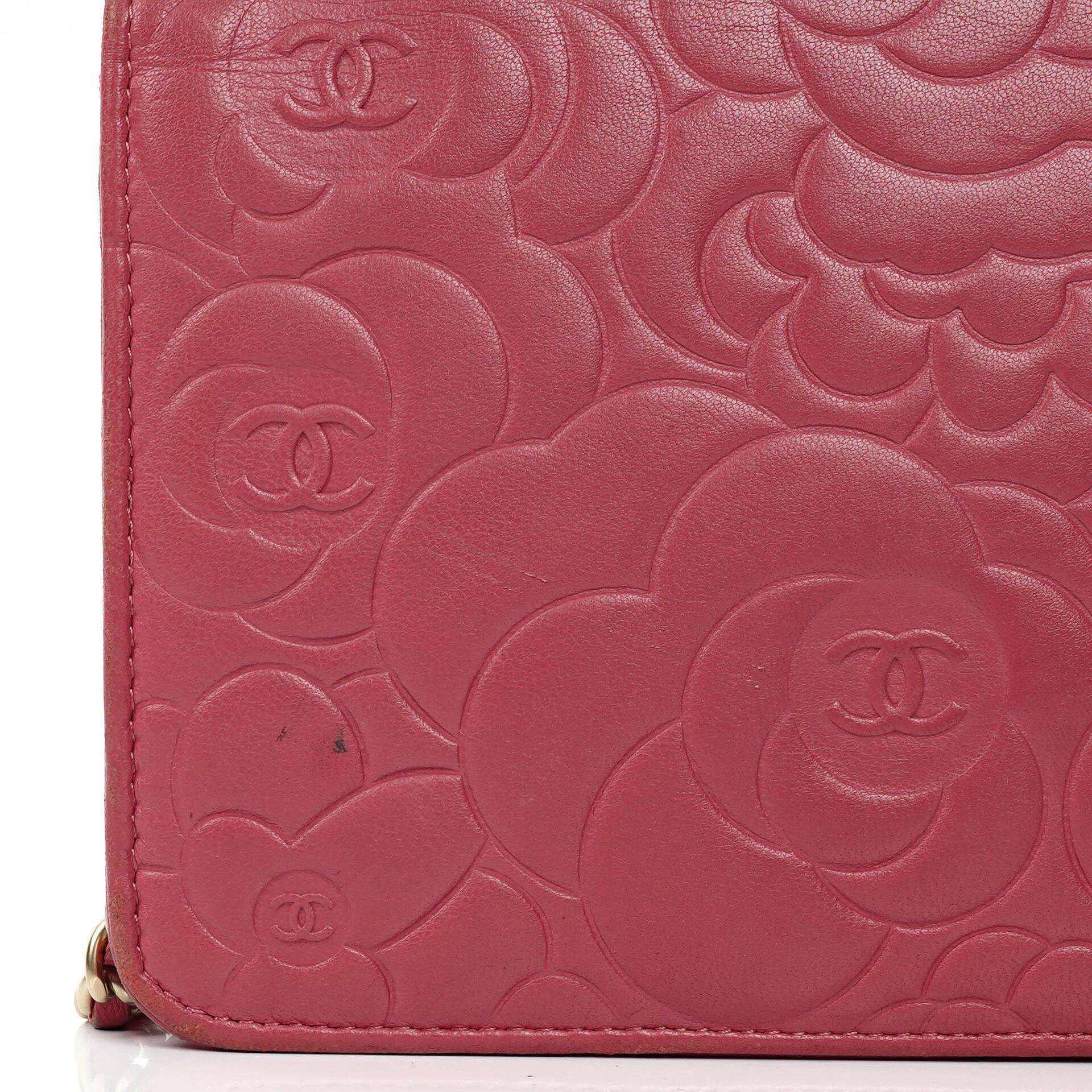 Chanel Camelia Wallet on Chain WOC aus pink geprägtem Lammleder