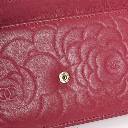 Chanel Camelia Wallet on Chain WOC aus pink geprägtem Lammleder