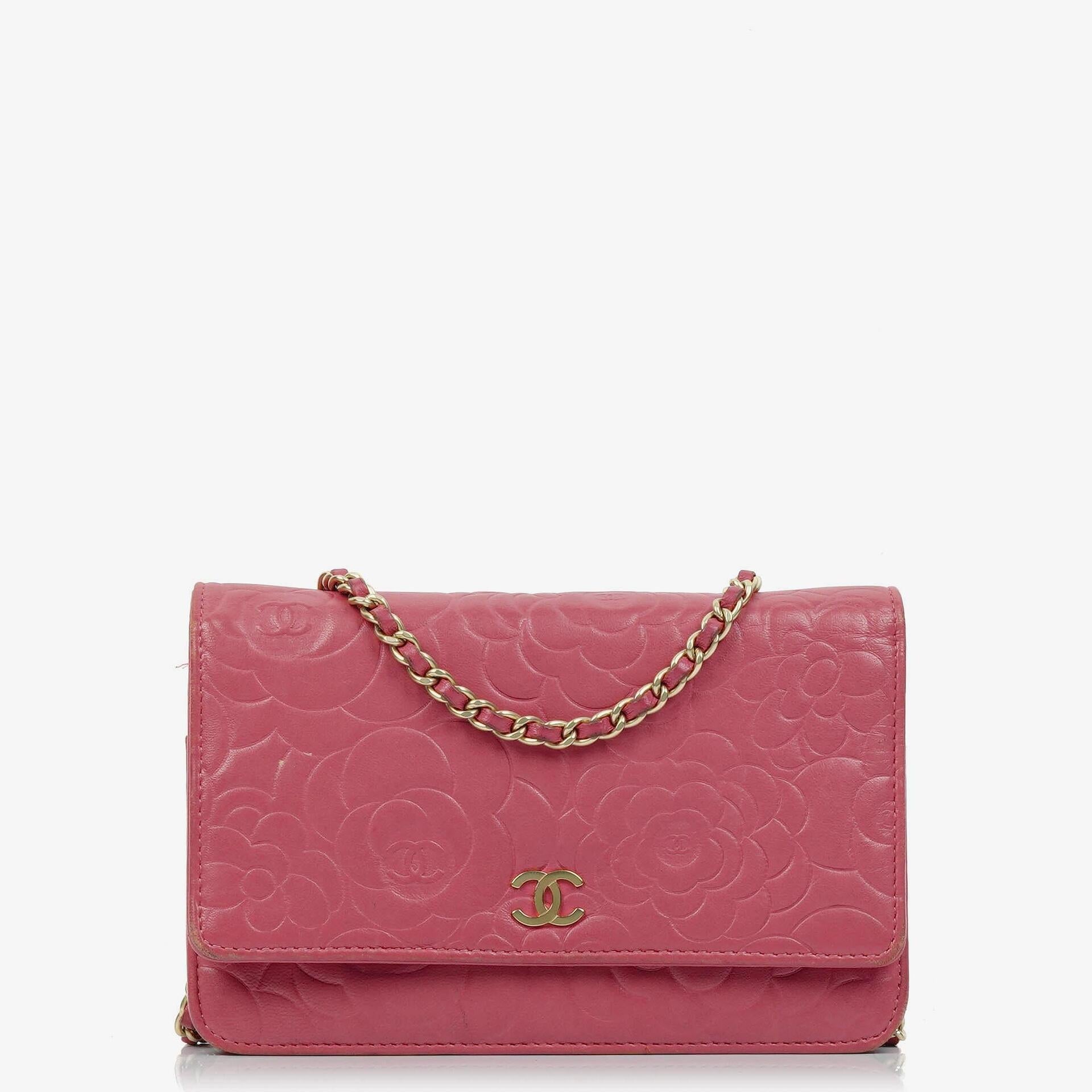 Chanel Camelia Wallet on Chain WOC aus pink geprägtem Lammleder