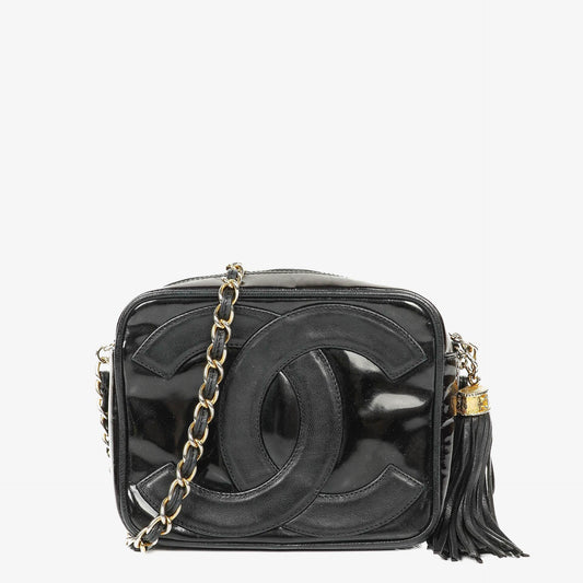 Chanel Camera CC kleine Schultertasche aus schwarzem Lackleder mit Quaste