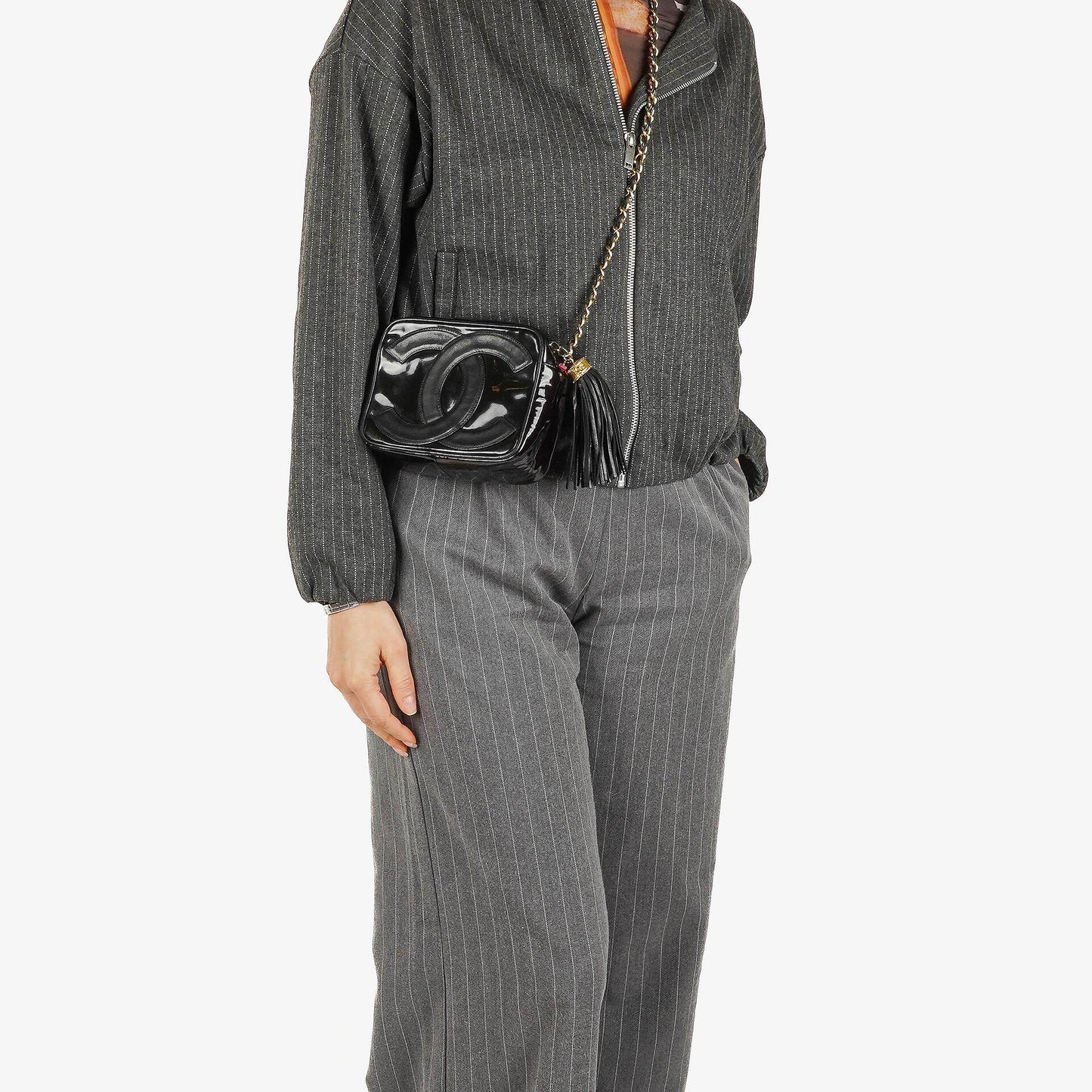 Chanel Camera CC kleine Schultertasche aus schwarzem Lackleder mit Quaste