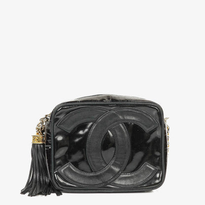 Chanel Camera CC kleine Schultertasche aus schwarzem Lackleder mit Quaste