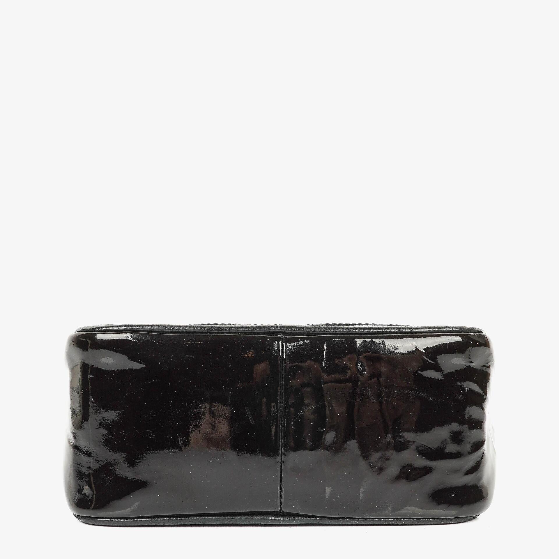 Chanel Camera CC kleine Schultertasche aus schwarzem Lackleder mit Quaste