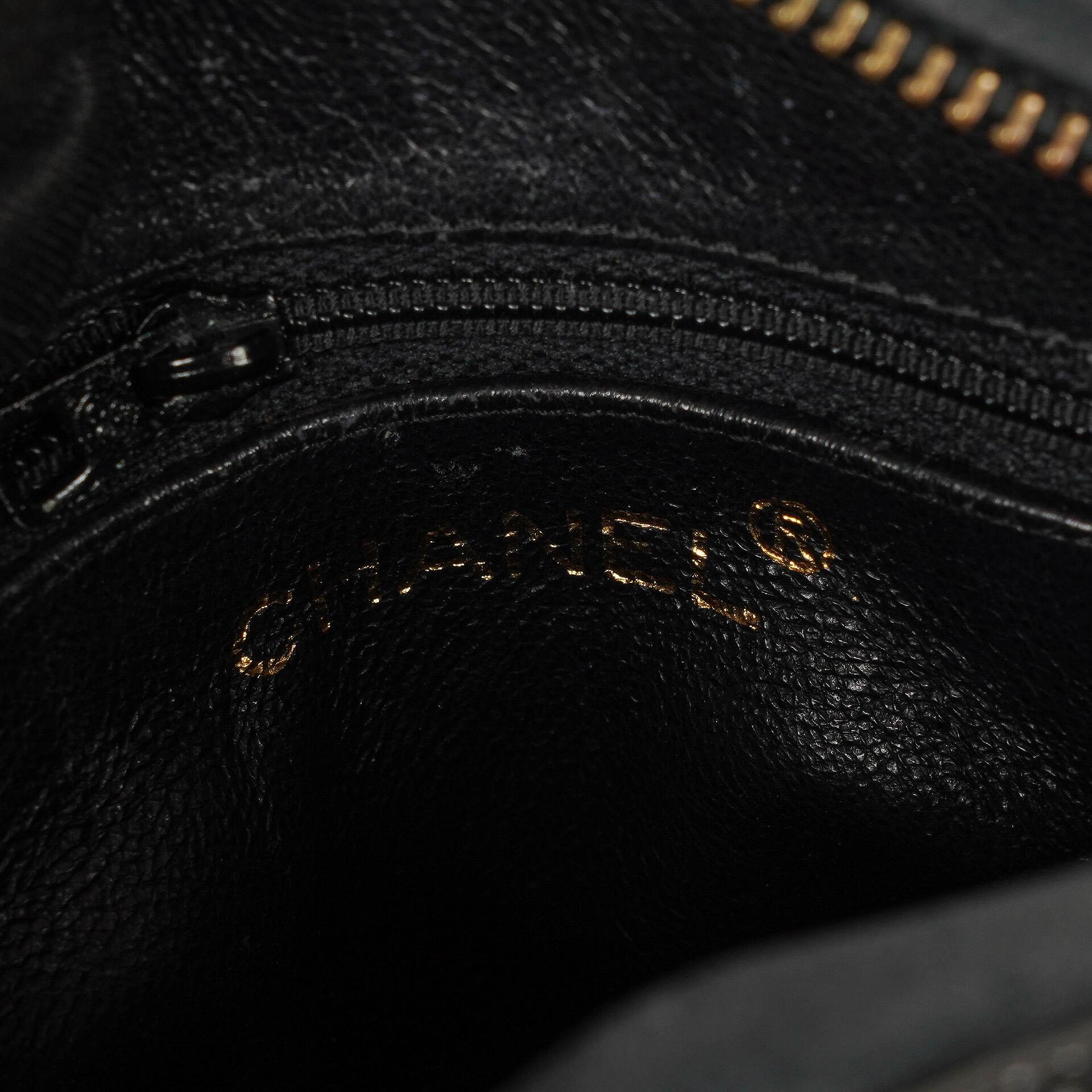 Chanel Camera CC kleine Schultertasche aus schwarzem Lackleder mit Quaste