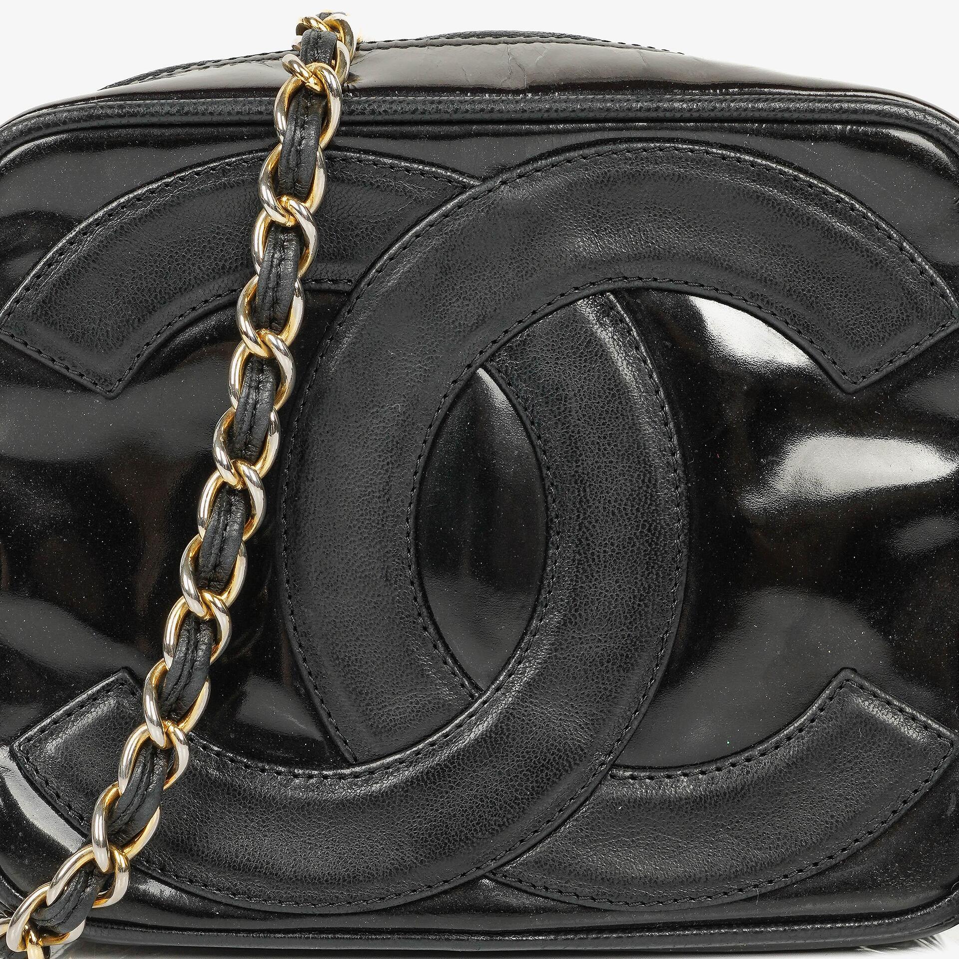 Chanel Camera CC kleine Schultertasche aus schwarzem Lackleder mit Quaste