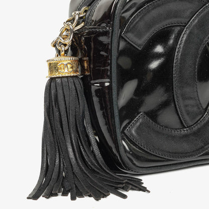 Chanel Camera CC kleine Schultertasche aus schwarzem Lackleder mit Quaste