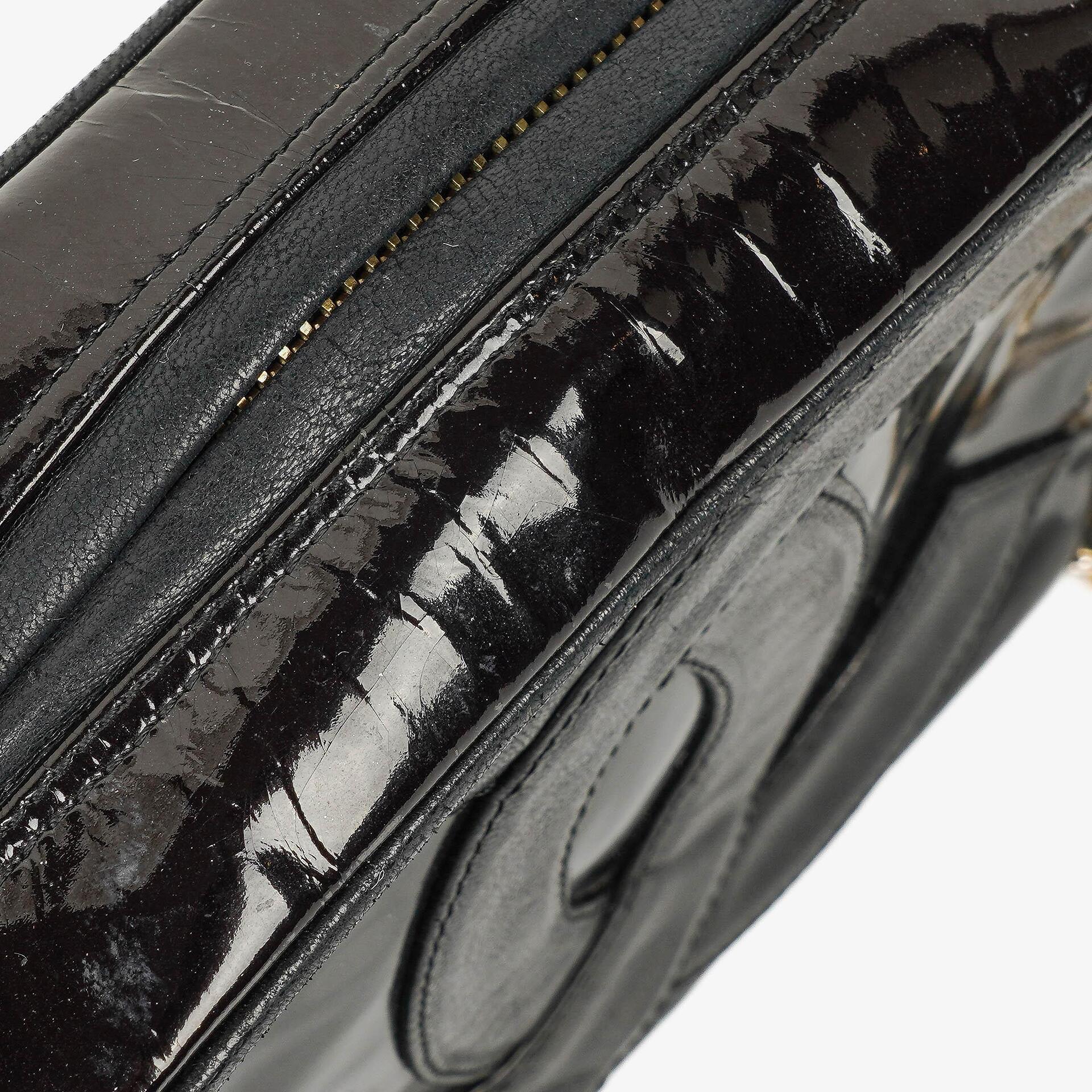Chanel Camera CC kleine Schultertasche aus schwarzem Lackleder mit Quaste