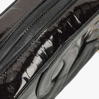 Chanel Camera CC kleine Schultertasche aus schwarzem Lackleder mit Quaste