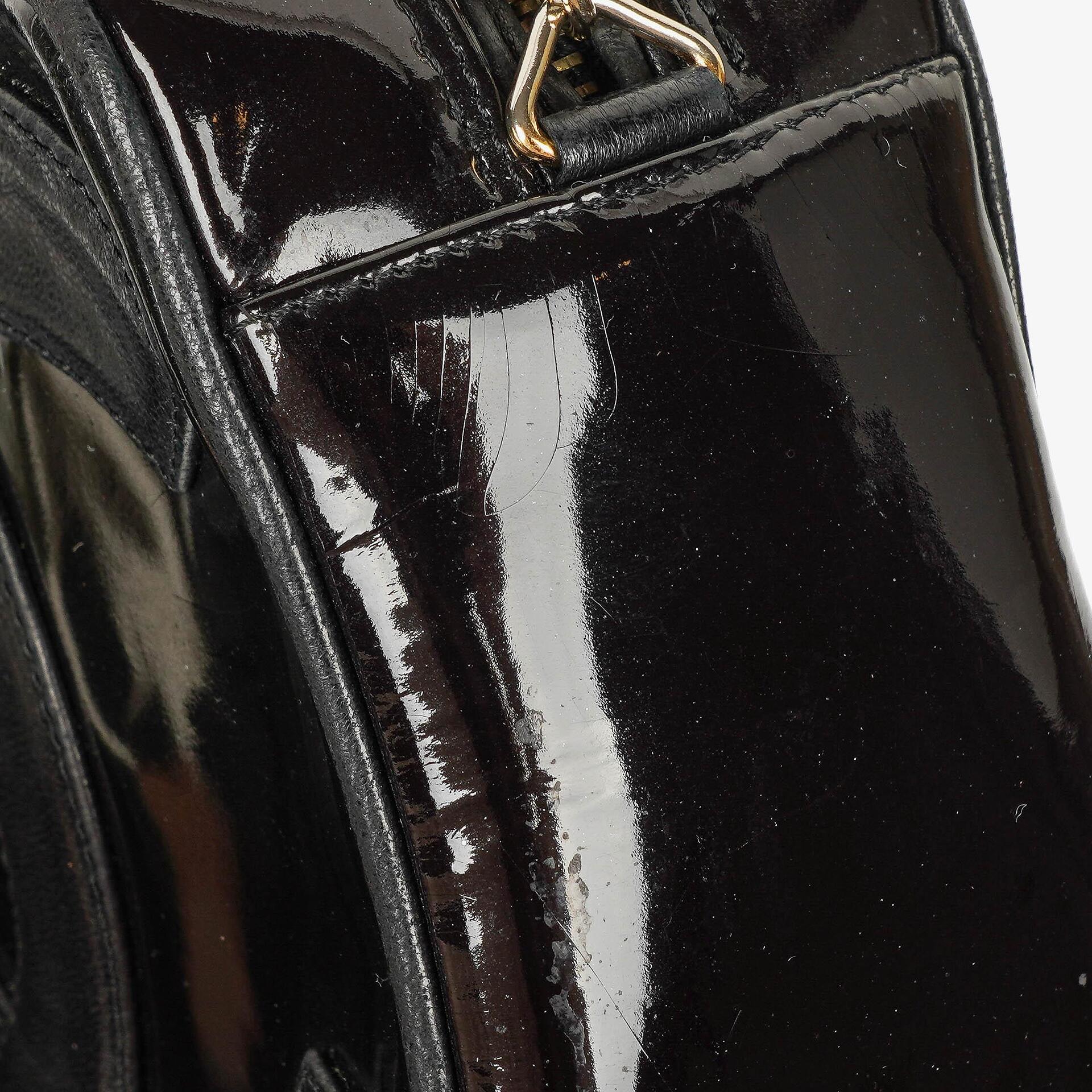 Chanel Camera CC kleine Schultertasche aus schwarzem Lackleder mit Quaste
