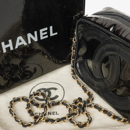 Chanel Camera CC kleine Schultertasche aus schwarzem Lackleder mit Quaste