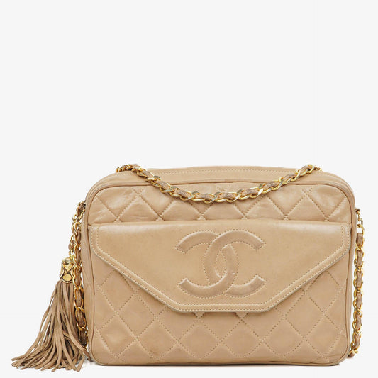 Chanel Camera Tasche aus beigem gestepptem Lammleder mit Quaste und CC
