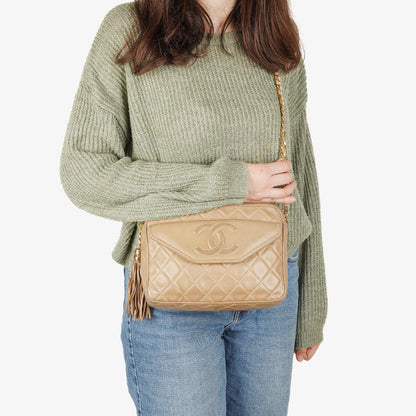 Chanel Camera Tasche aus beigem gestepptem Lammleder mit Quaste und CC