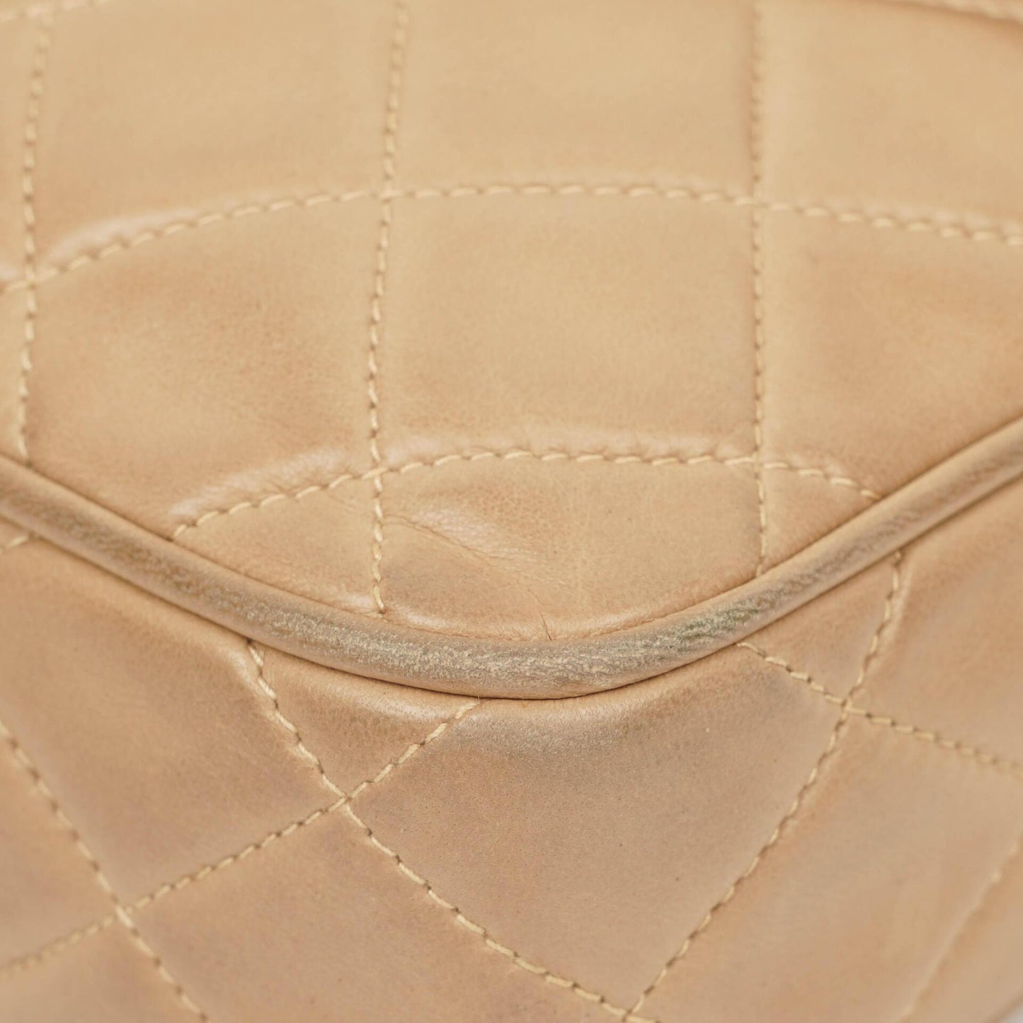 Chanel Camera Tasche aus beigem gestepptem Lammleder mit Quaste und CC