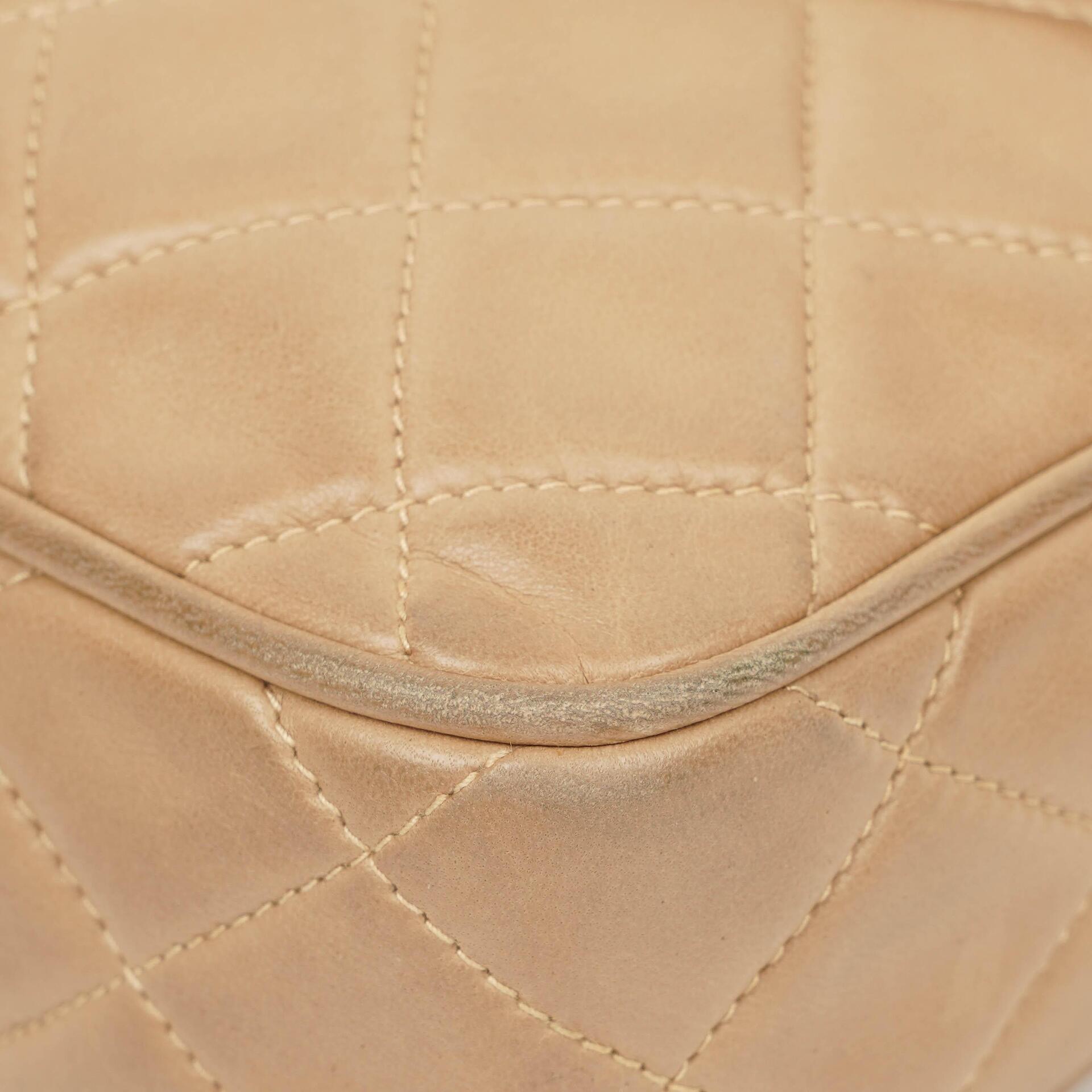 Chanel Camera Tasche aus beigem gestepptem Lammleder mit Quaste und CC