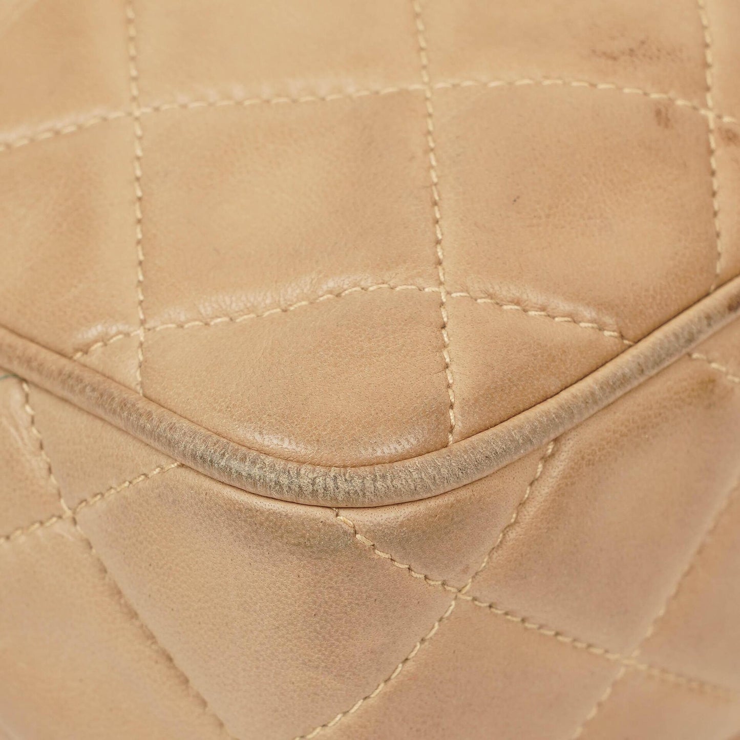 Chanel Camera Tasche aus beigem gestepptem Lammleder mit Quaste und CC