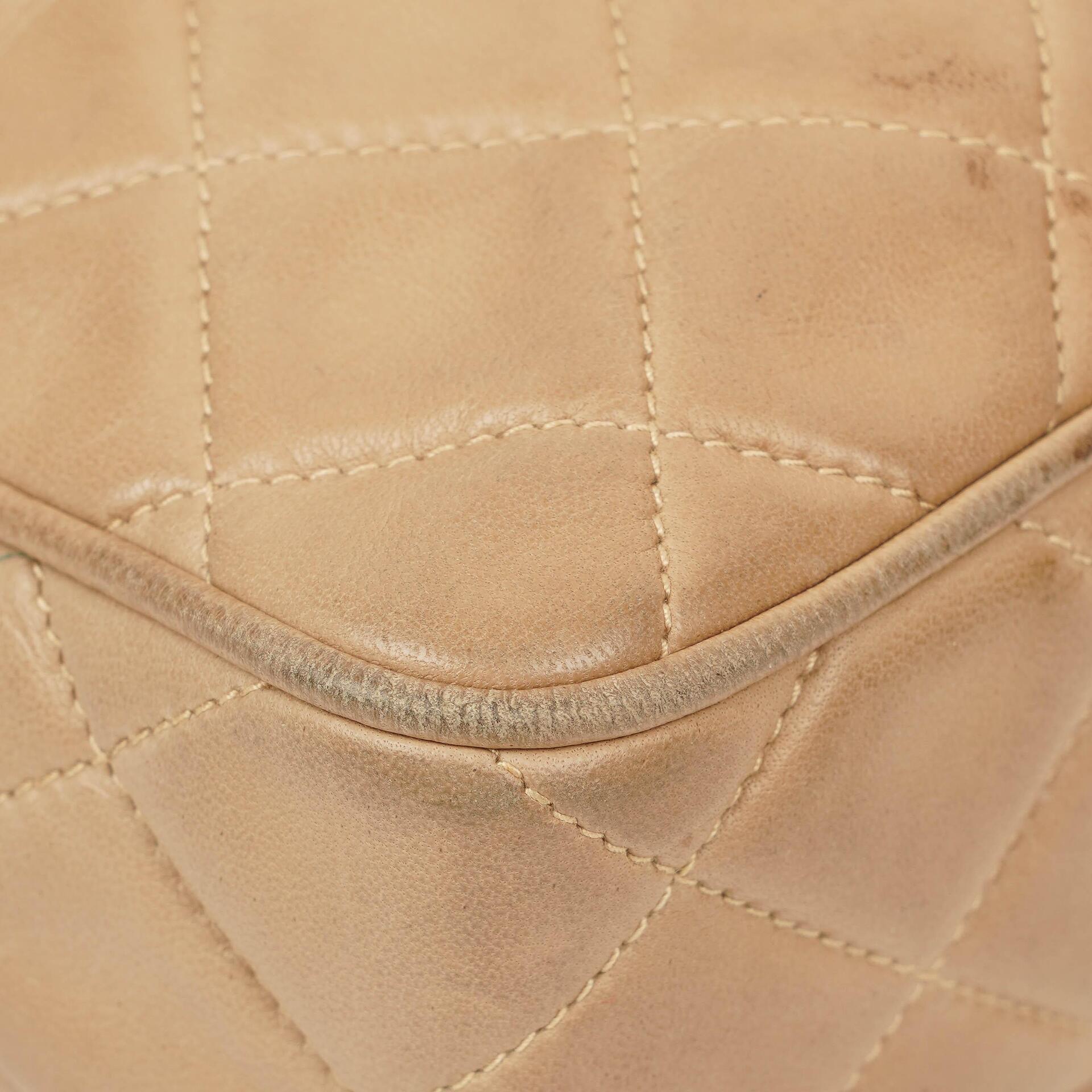 Chanel Camera Tasche aus beigem gestepptem Lammleder mit Quaste und CC