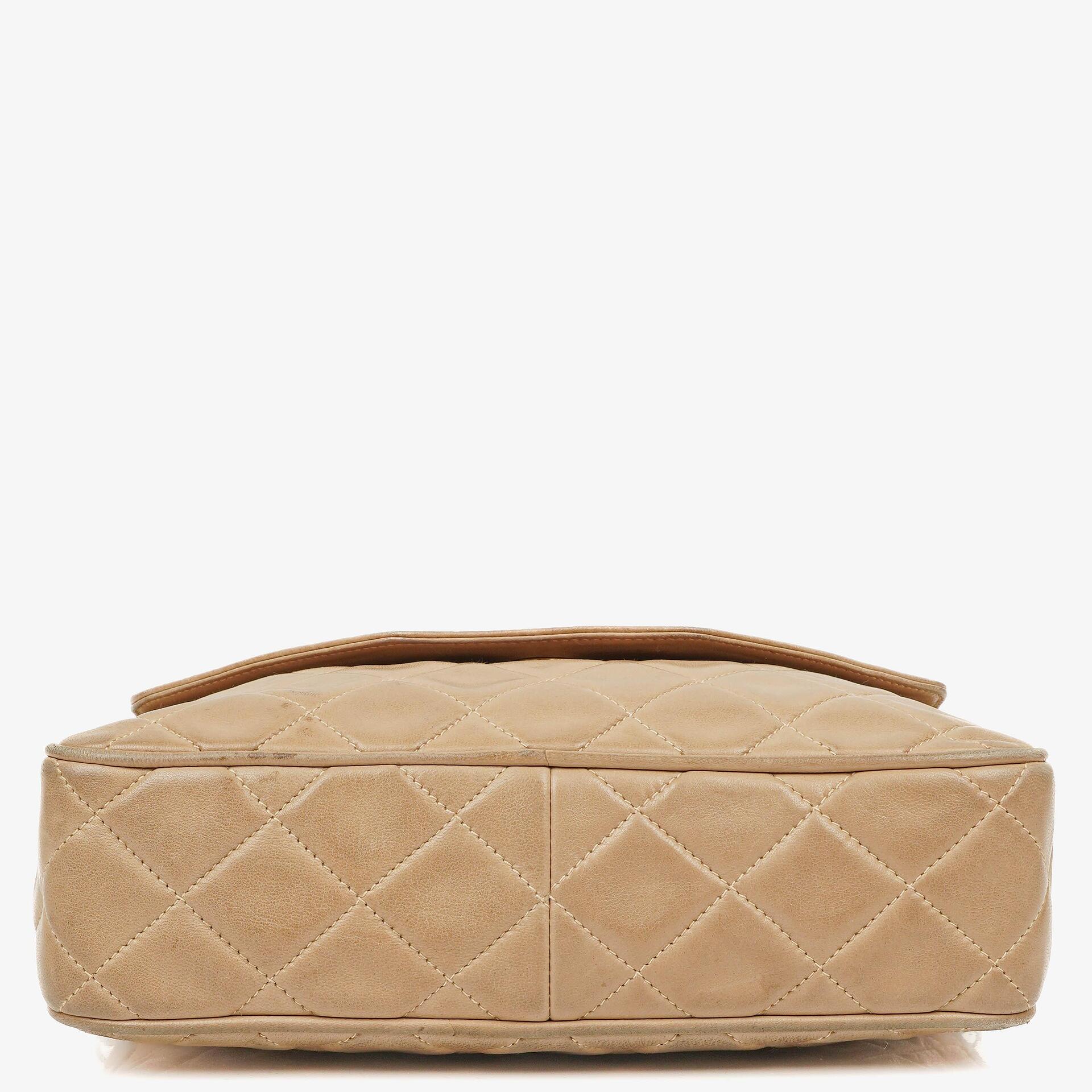 Chanel Camera Tasche aus beigem gestepptem Lammleder mit Quaste und CC