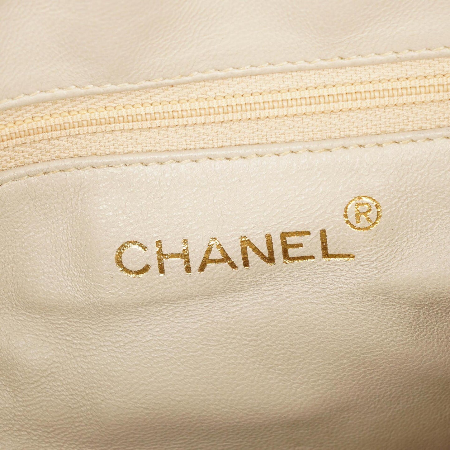 Chanel Camera Tasche aus beigem gestepptem Lammleder mit Quaste und CC
