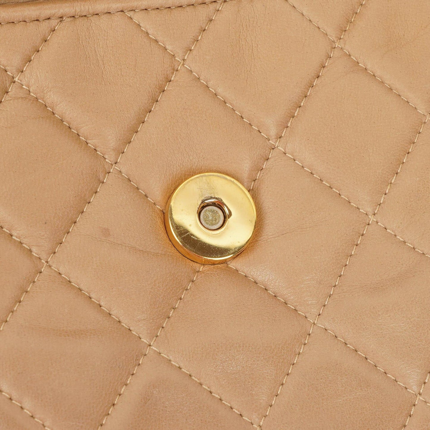 Chanel Camera Tasche aus beigem gestepptem Lammleder mit Quaste und CC