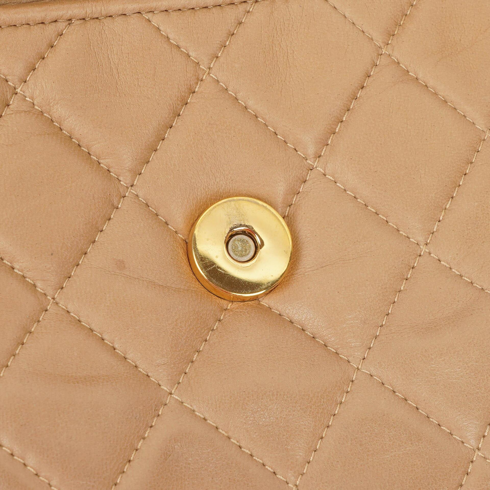 Chanel Camera Tasche aus beigem gestepptem Lammleder mit Quaste und CC