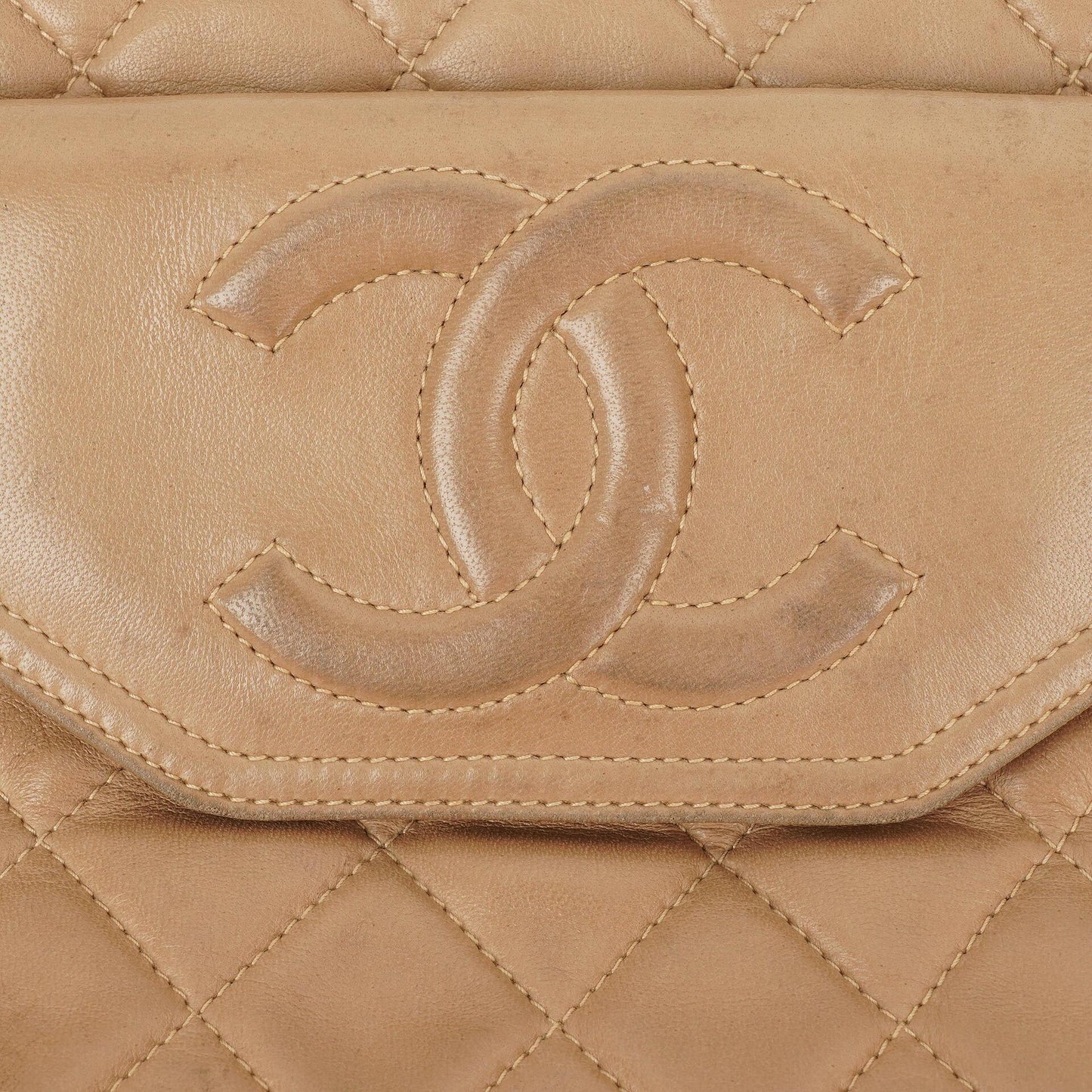 Chanel Camera Tasche aus beigem gestepptem Lammleder mit Quaste und CC
