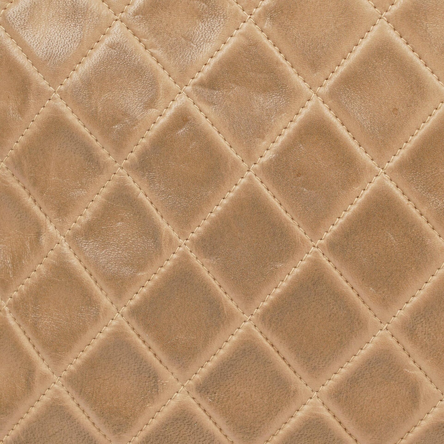 Chanel Camera Tasche aus beigem gestepptem Lammleder mit Quaste und CC