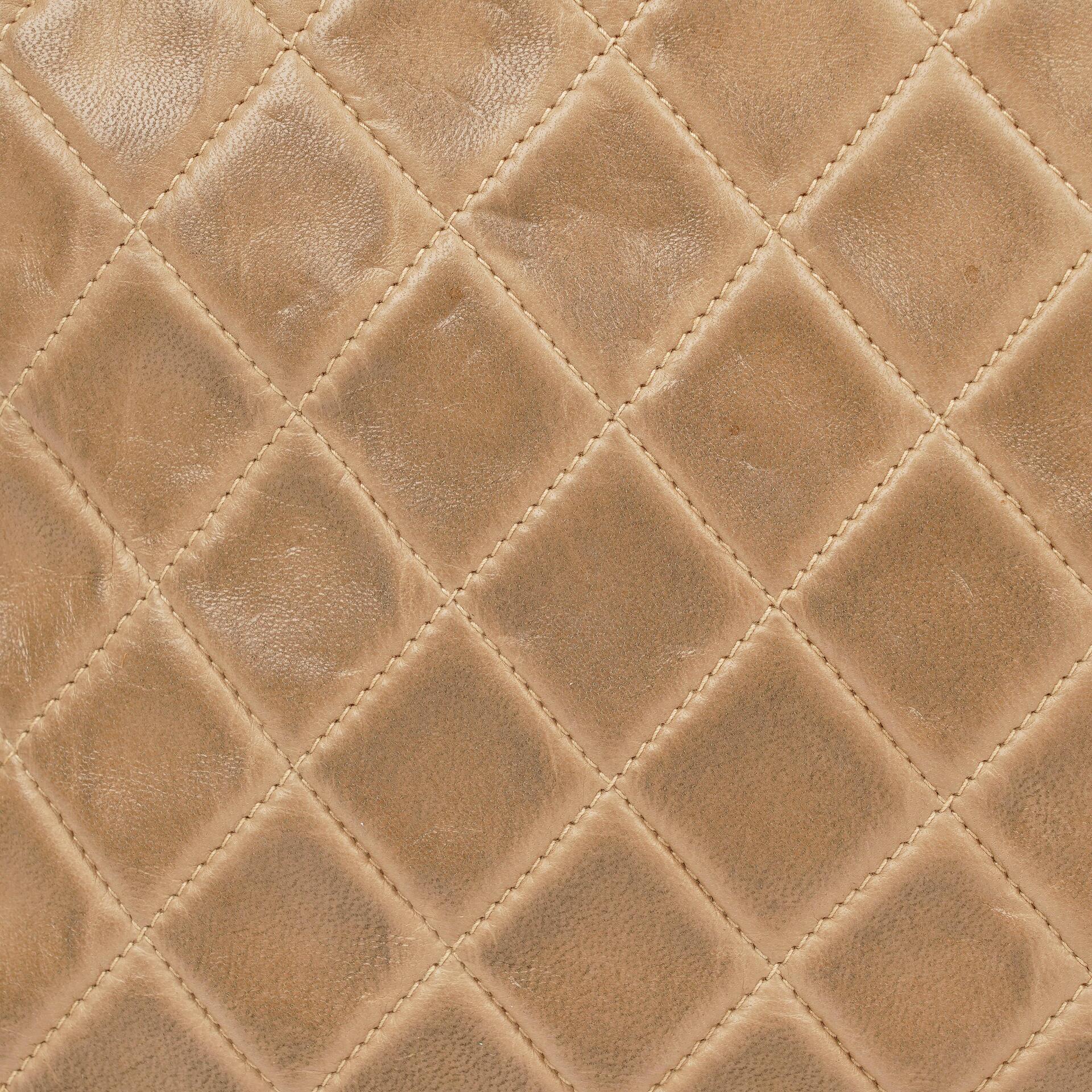 Chanel Camera Tasche aus beigem gestepptem Lammleder mit Quaste und CC