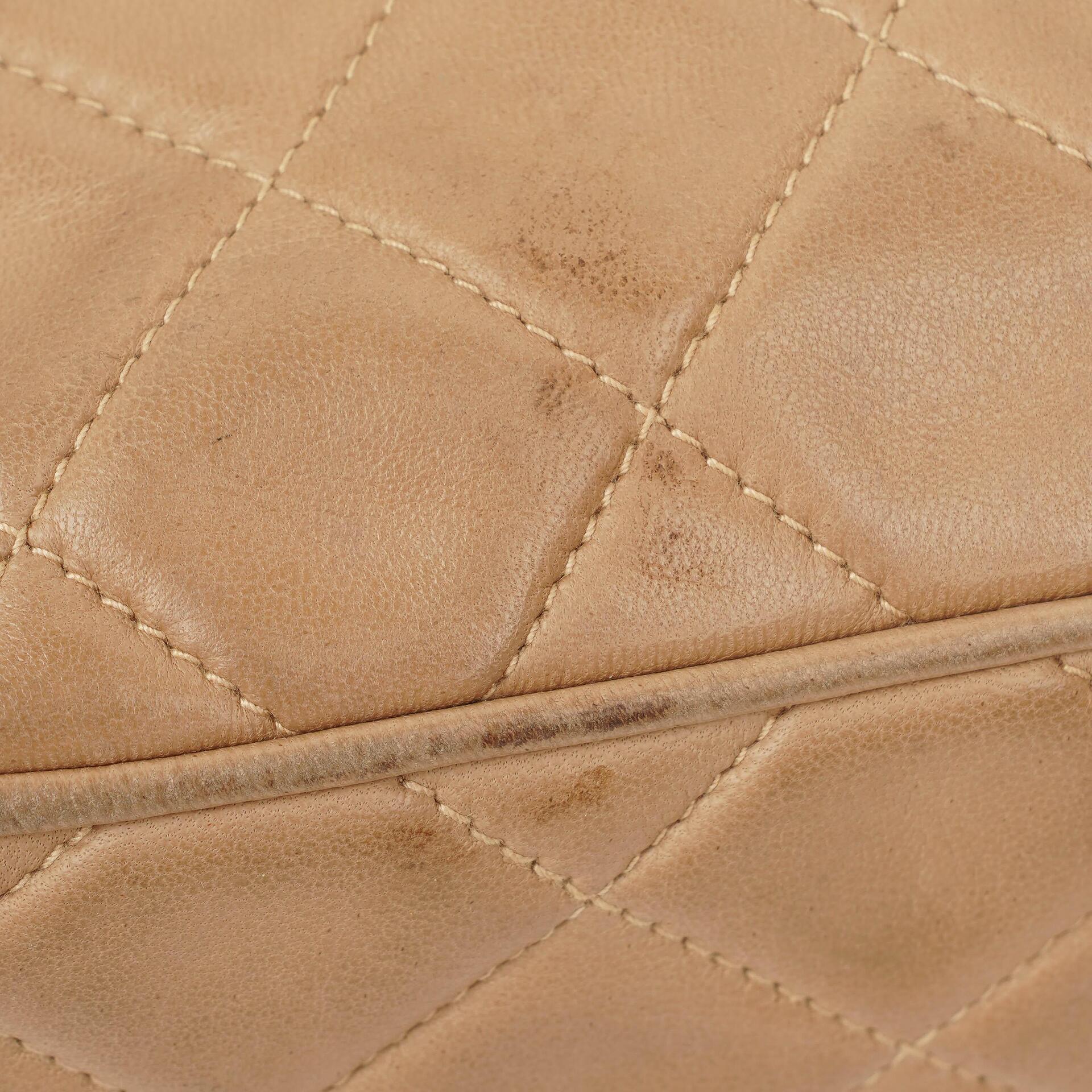 Chanel Camera Tasche aus beigem gestepptem Lammleder mit Quaste und CC