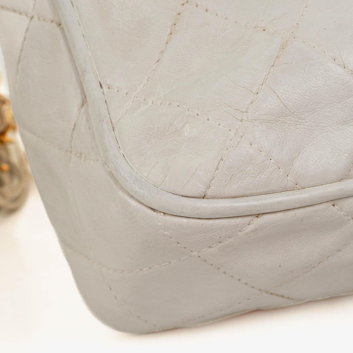 Chanel Camera Tasche aus weißem gestepptem Lammleder mit CC und Quaste